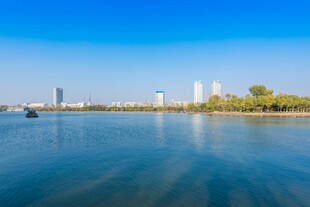 湖畔城市风光碧水蓝天