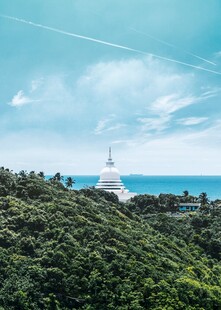 山顶白佛塔与碧海蓝天