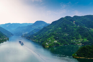 青山绿水间的江上风光