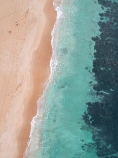 美丽海滩与清澈海水