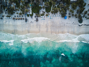 冬日海岸的蓝绿海浪景观