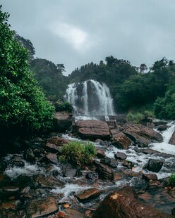 山间瀑布下的自然景致