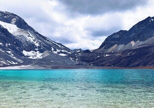 雪山下的碧蓝湖泊