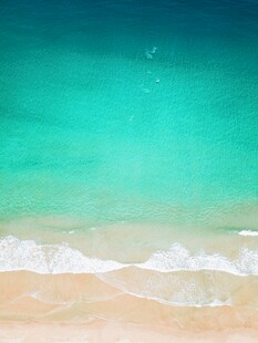 海边美景海浪轻拍沙滩