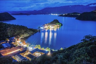 湖畔夜景岛屿灯火璀璨