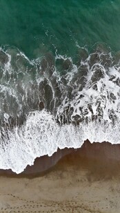 海浪拍打沙滩的美丽瞬间