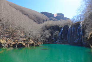 山间碧绿瀑布美景