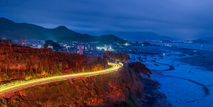 山间公路夜景璀璨