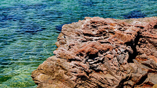 海边嶙峋岩石与清澈海水