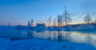 冬日静谧湖畔雪景