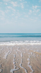 海边沙滩海浪轻吻细沙