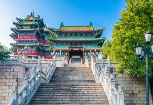 古建台阶旁的中式楼阁
