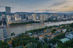 城市河畔风光全景图