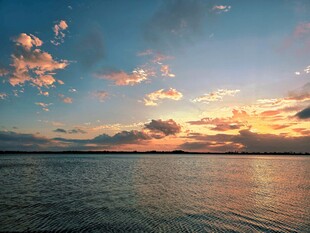 云霞映水面海边日落美景