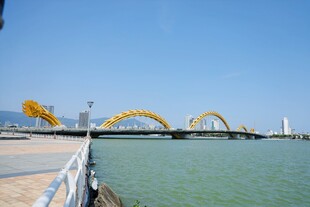 海滨黄色桥梁美丽景致