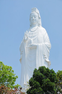 巨大白色观音雕像