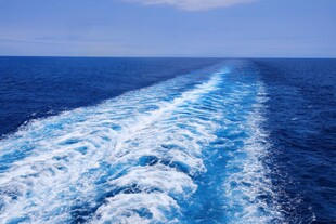 船行碧海留下白色航迹