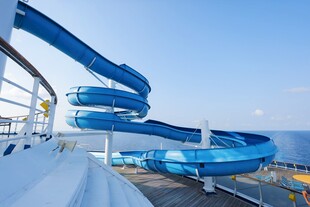 海上蓝色水上滑梯设施