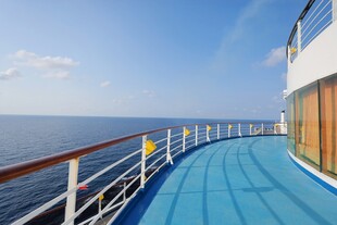 游轮甲板上的海景风光