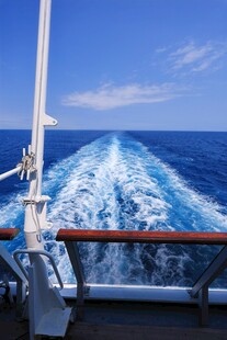 船行海上留下白色航迹