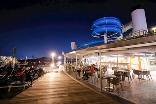 夜晚海滨码头休闲场景