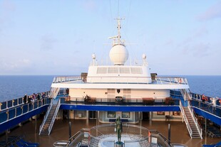 游轮甲板远望广阔海面