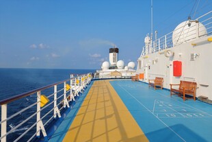 游轮甲板海景风光