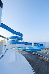 海上游轮的蓝色水滑梯
