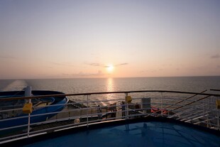 海上日出时的游轮甲板