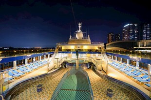 夜晚游轮甲板璀璨夜景
