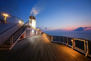 黄昏时的游轮甲板美景
