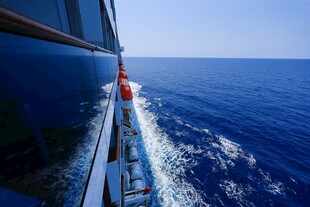 船行碧海泛起白色浪花