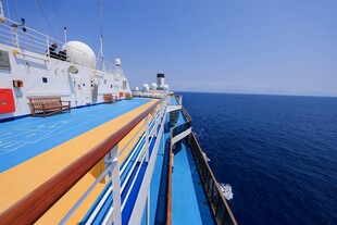 游轮甲板上的辽阔海景