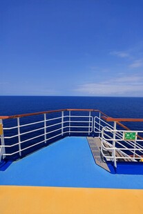 游轮甲板上的蓝色海景