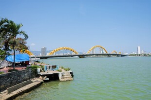 河畔风光中的桥梁美景