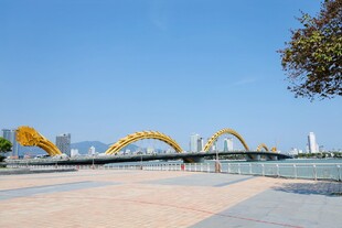 城市景观中的独特桥梁建筑