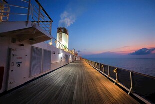 黄昏时的邮轮甲板美景
