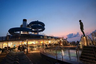 海滨夜景中的现代建筑与雕像