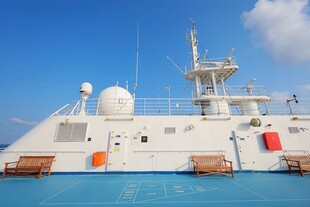 海上白色船只外观特写