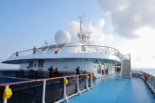 游轮甲板上的游客与海景