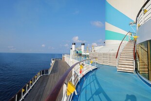 游轮甲板上的美丽海景