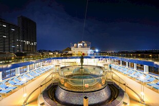 游轮甲板夜景璀璨风光