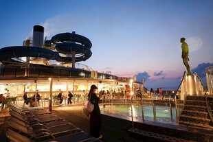 海滨夜景下的休闲娱乐场所