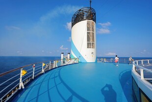 游轮甲板上的蓝天海景