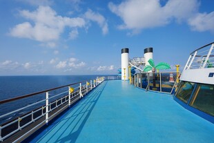游轮甲板上的开阔海景