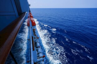 船行碧海泛起白色浪花