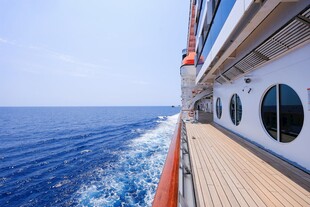游轮甲板上的蓝色海洋风光