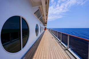 游轮甲板上的海景风光