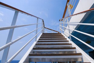 户外金属楼梯通向蓝天