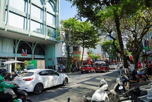 城市街道旁的建筑与车辆